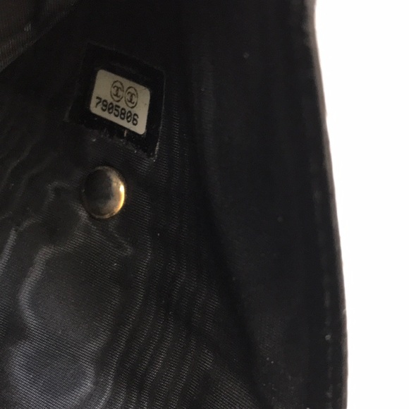 *SOLD* Authentic Chanel W-lock caviar wallet - Picture 7 of 8